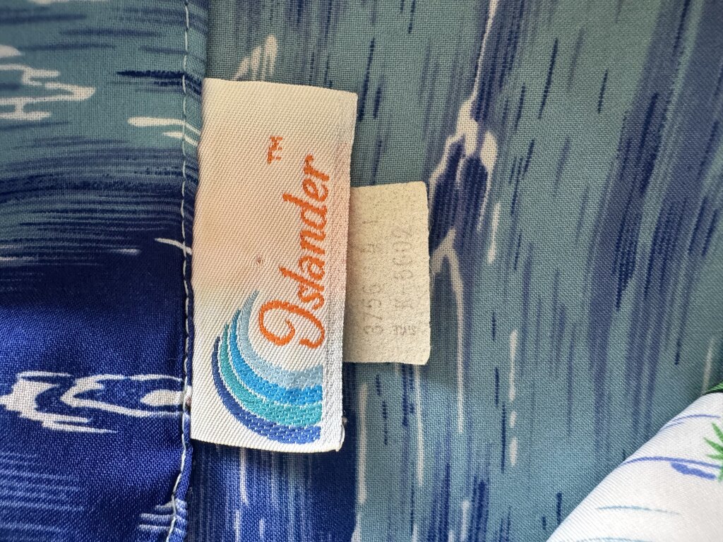 1990s Islander Scenic Coastline Shirt – Ocean Blue with Volcano & Hibiscus Print (L)