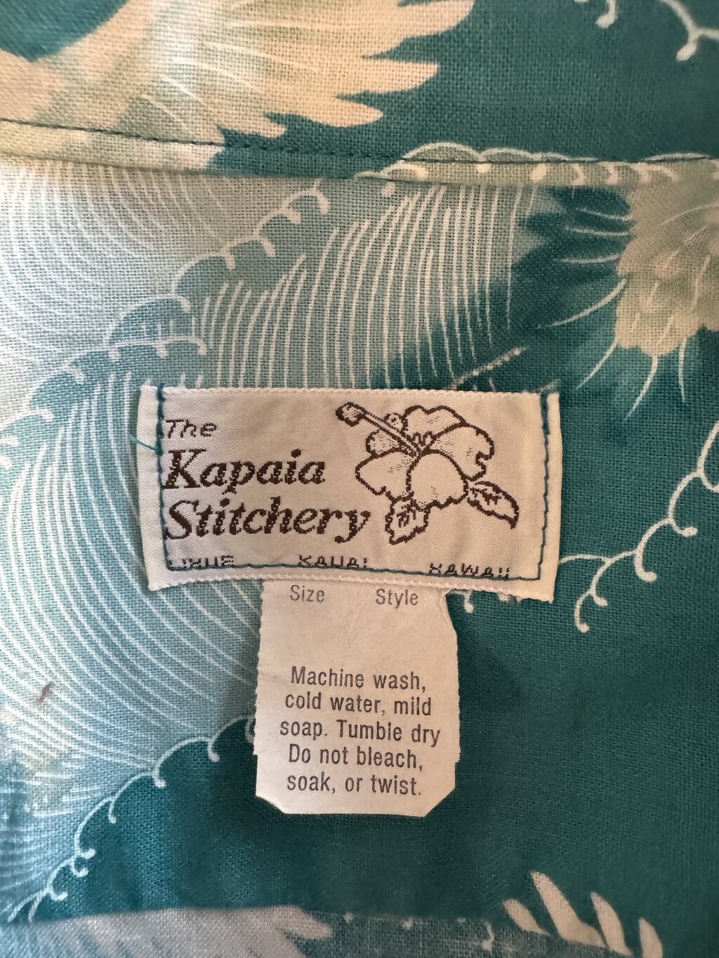 1970s Kapaia Stitchery Crane Print Shirt – Teal Cotton with Soaring Birds (L)