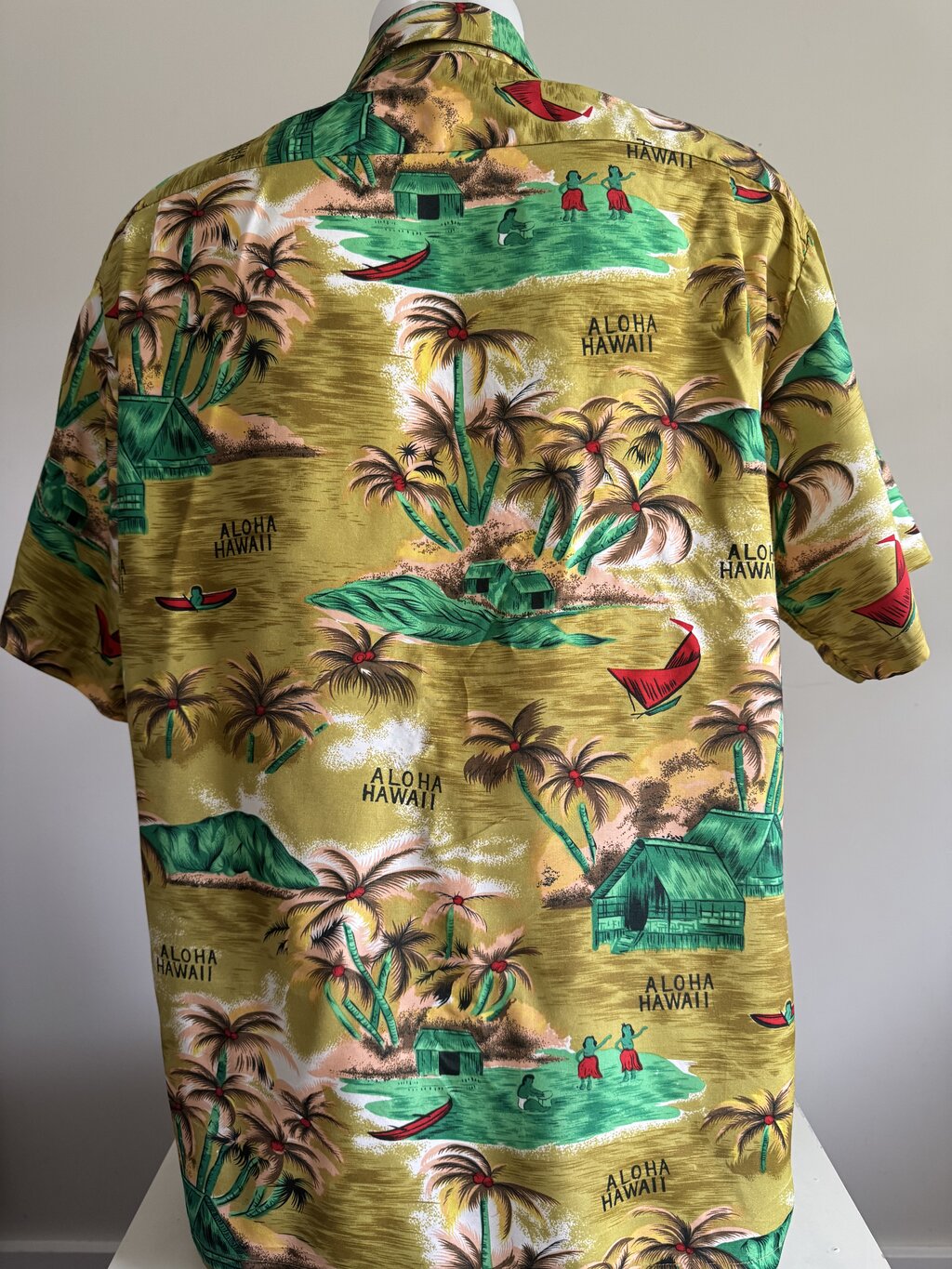 Island Fashions 70s Rayon Aloha Shirt – “Aloha Hawaii” Beach Scene in Gold & Palm Green (XL)