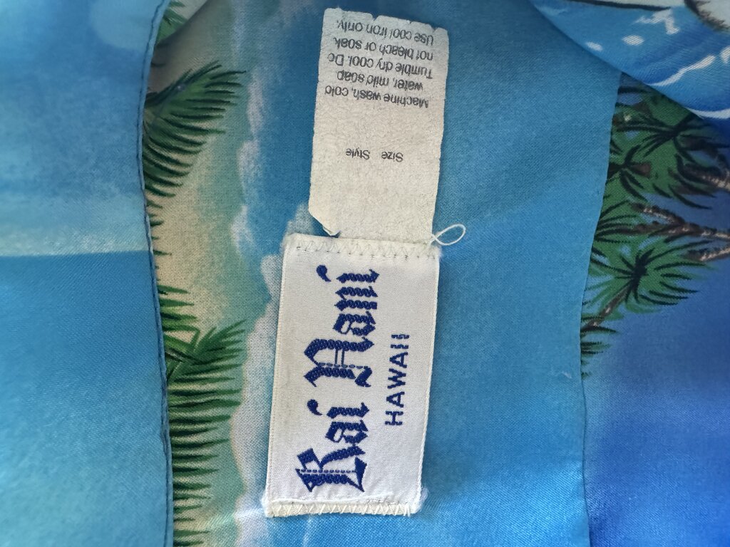 1990s Kai Nani Ocean Dreamscape Shirt – Sky Blue Polyester with Surfers & Palms (M/L)