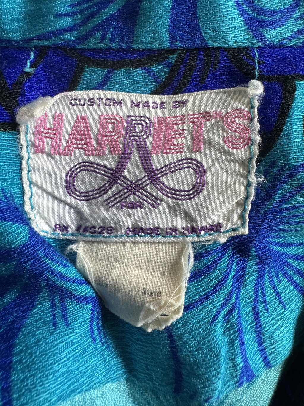 Harriet’s at Waikiki Early 60s Blue Floral Aloha Shirt – Custom Made, One-Piece Collar