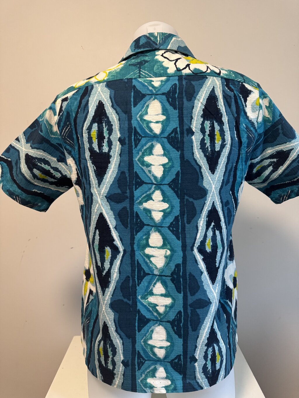 1960s Iolani Barkcloth Shirt – Atomic Floral & Tribal Panel Print (M)