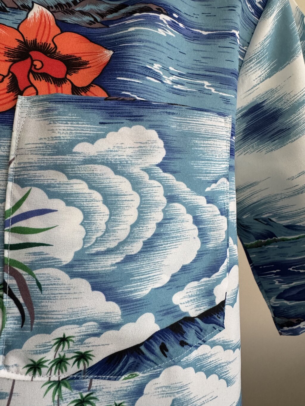 1990s Islander Scenic Coastline Shirt – Ocean Blue with Volcano & Hibiscus Print (L)