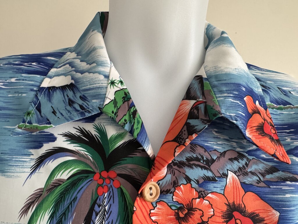 1990s Islander Scenic Coastline Shirt – Ocean Blue with Volcano & Hibiscus Print (L)