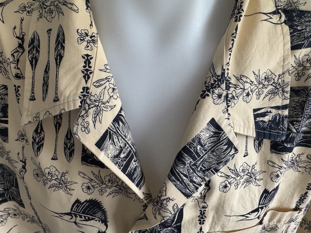 90s Island Aloha Wear Scenic Jungle Shirt – Lush Green with Palm Trees & Huts (L)