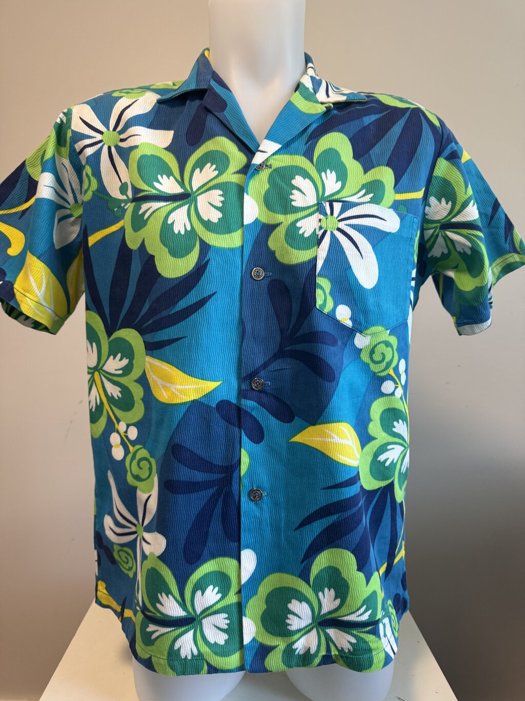 1970s Kehaulani Hibiscus Shirt – White Cotton with Coral & Sage Floral (M)