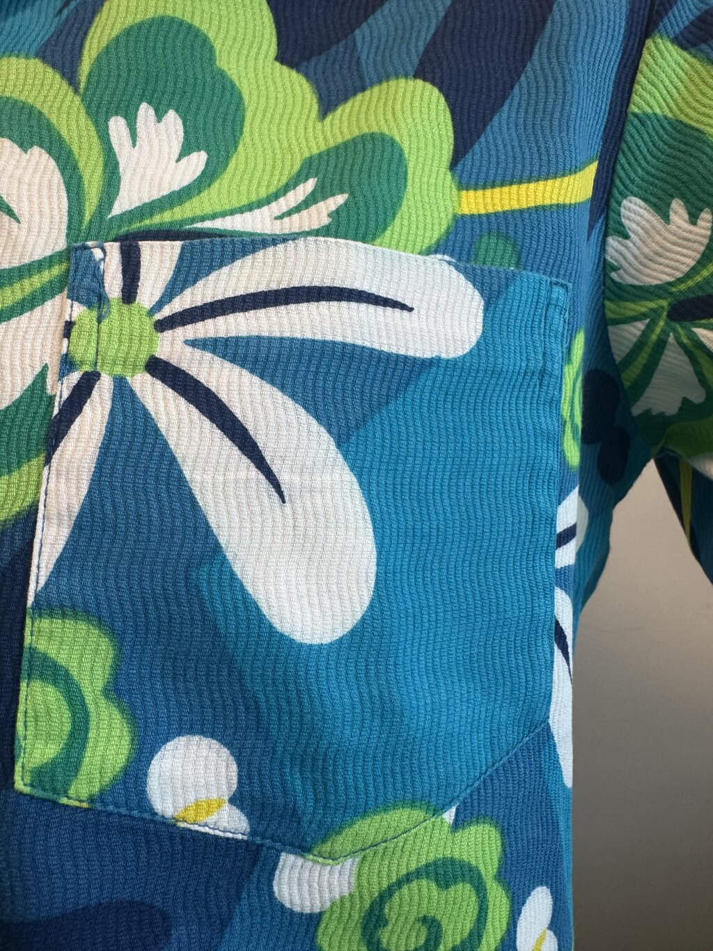 1970s Kehaulani Hibiscus Shirt – White Cotton with Coral & Sage Floral (M)