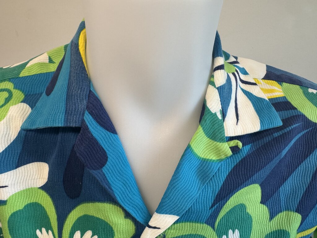 1970s Kehaulani Hibiscus Shirt – White Cotton with Coral & Sage Floral (M)