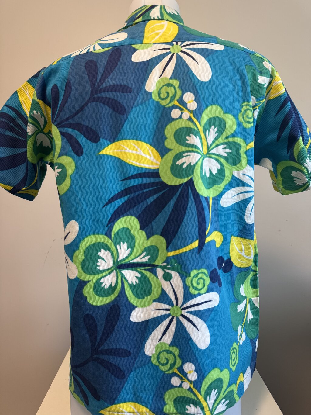 1970s Kehaulani Hibiscus Shirt – White Cotton with Coral & Sage Floral (M)