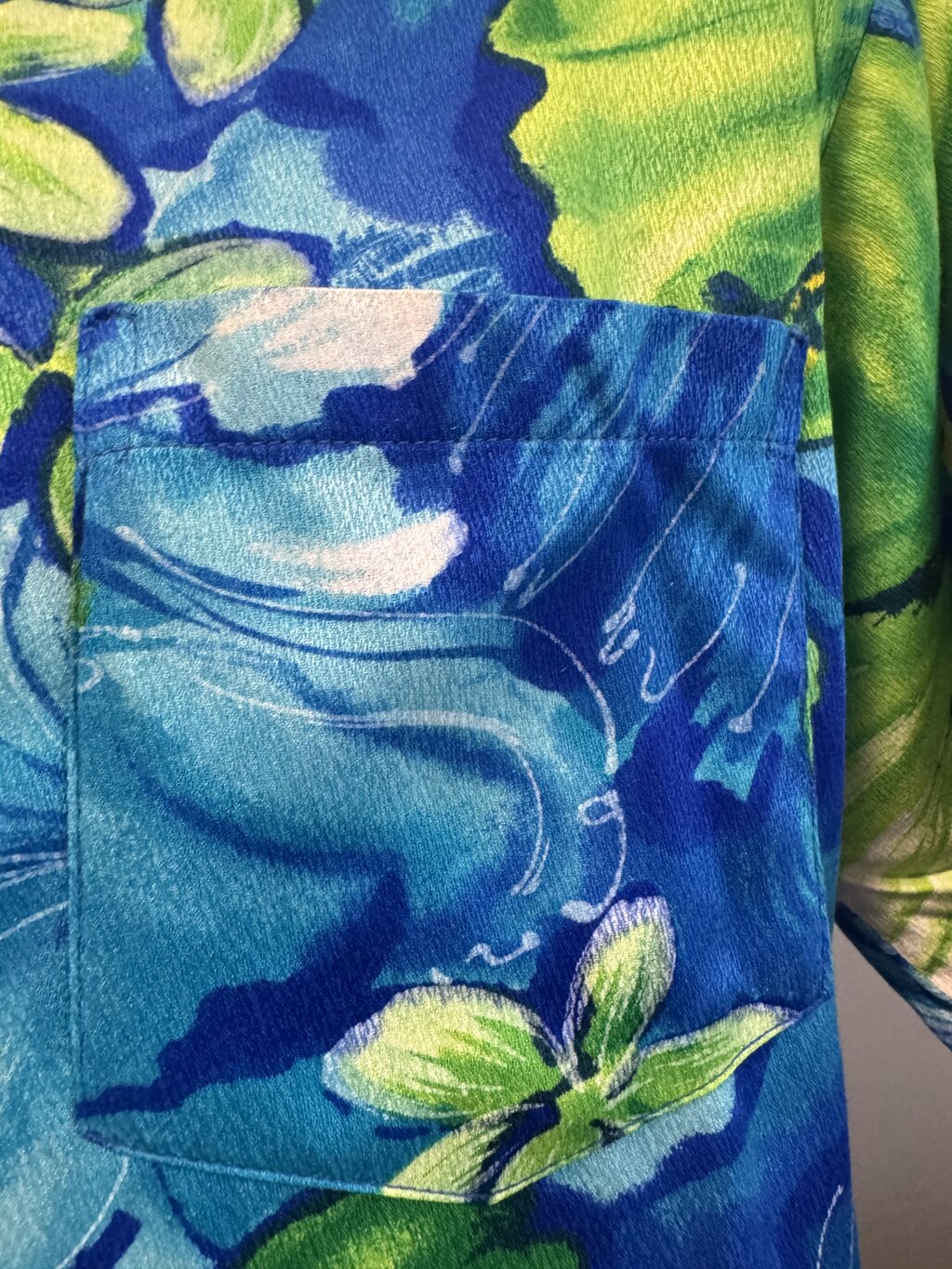 1960s Pomare Blue Hibiscus Shirt – Soft Cotton Off-Center Floral Print (M)