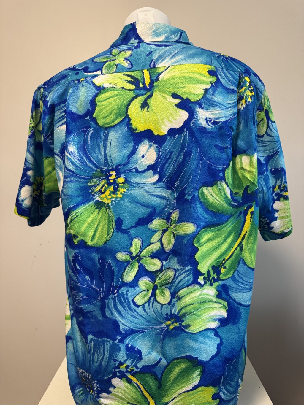 1960s Pomare Blue Hibiscus Shirt – Soft Cotton Off-Center Floral Print (M)