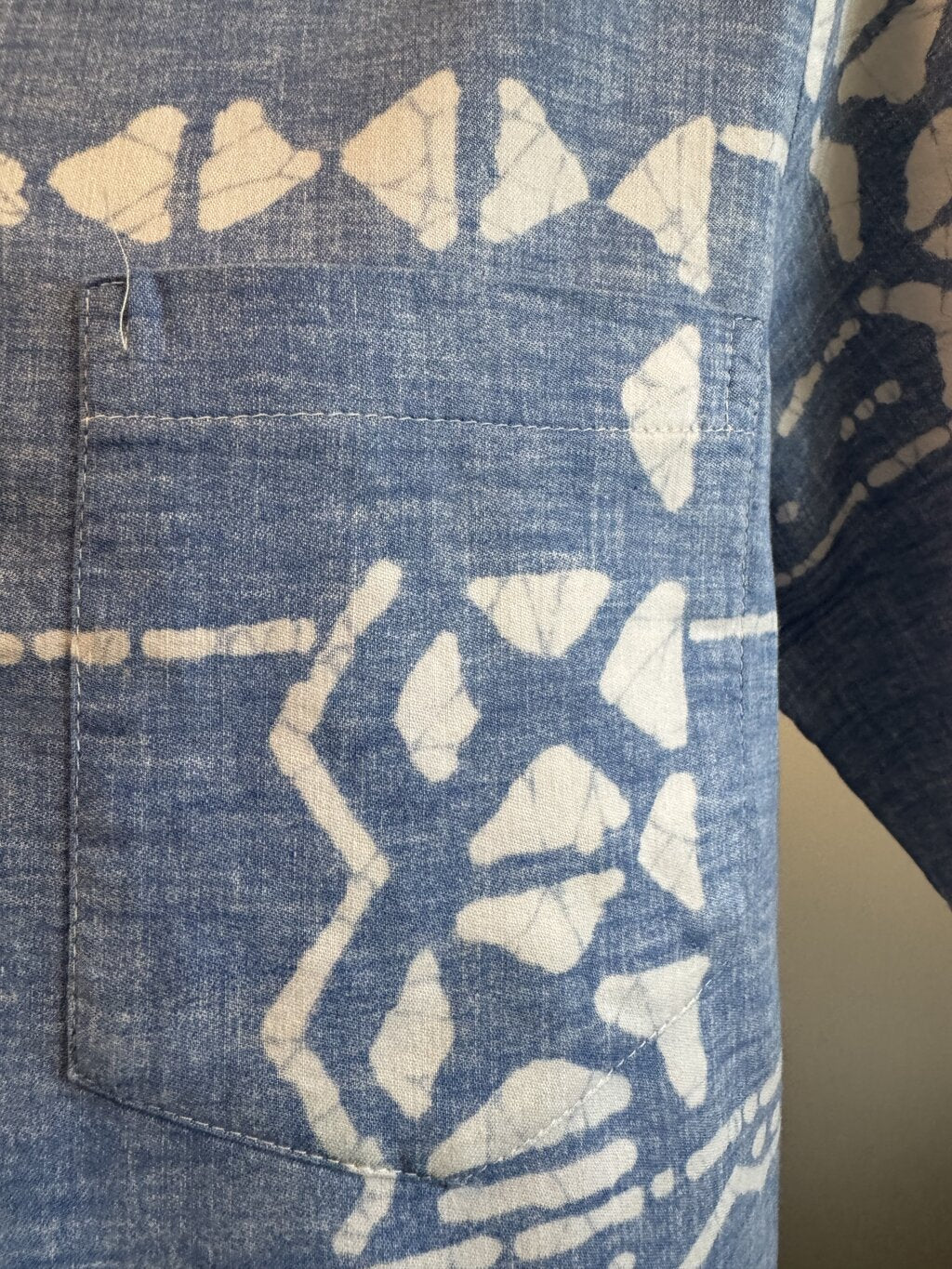 1960s Chapman’s Chambray Tapa Shirt – Blue & White Cotton Pullover (M)