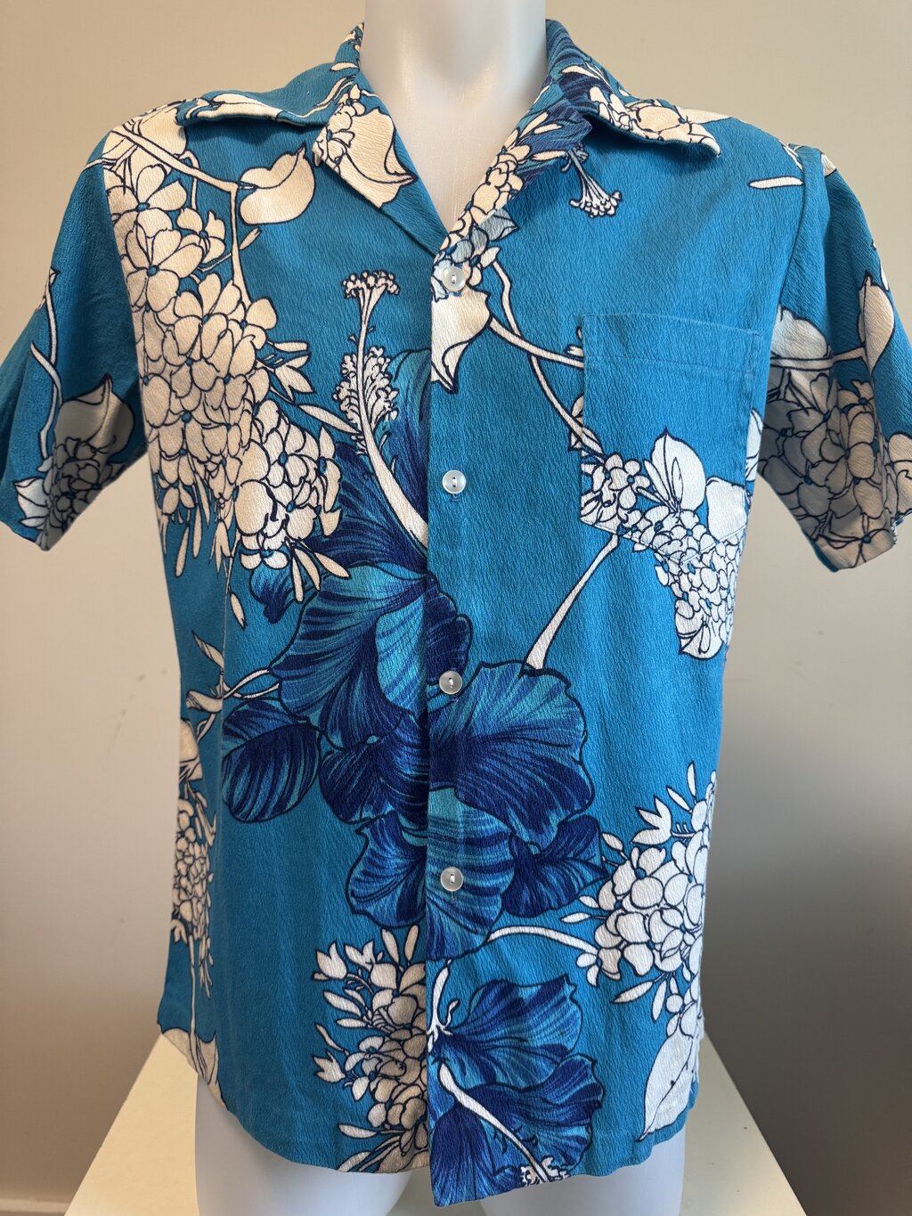 1970s Hawaiian Palm Crinkle Cotton Shirt – Deep Blue Floral on Turquoise (M)