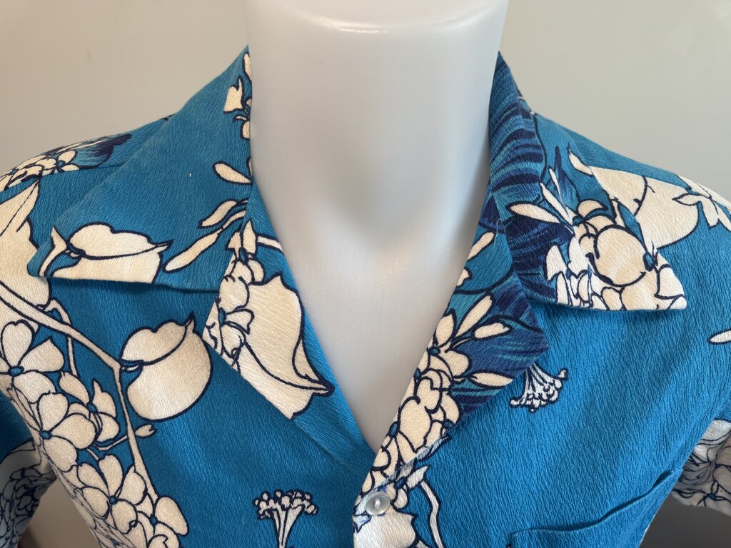 1970s Hawaiian Palm Crinkle Cotton Shirt – Deep Blue Floral on Turquoise (M)