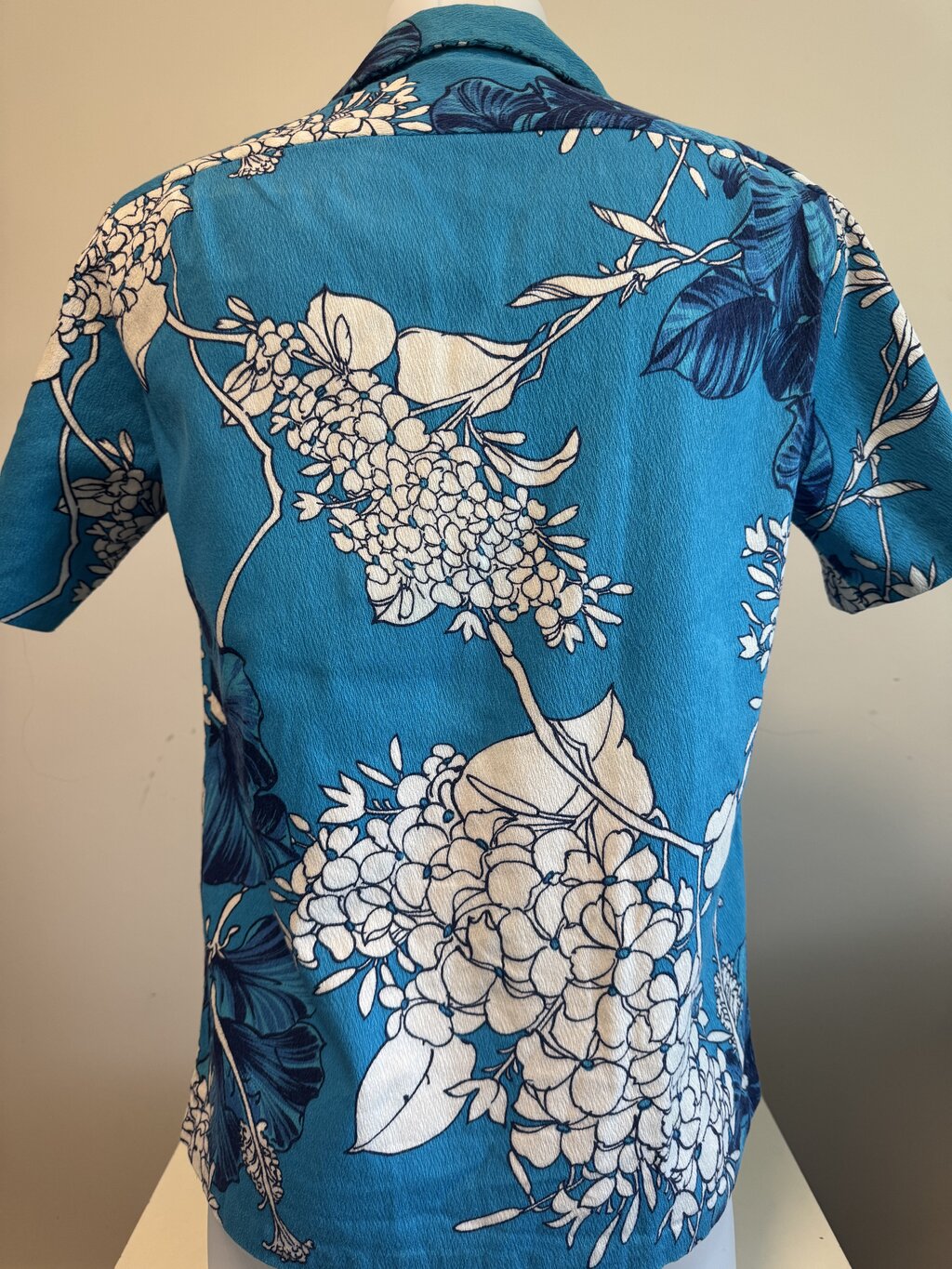 1970s Hawaiian Palm Crinkle Cotton Shirt – Deep Blue Floral on Turquoise (M)