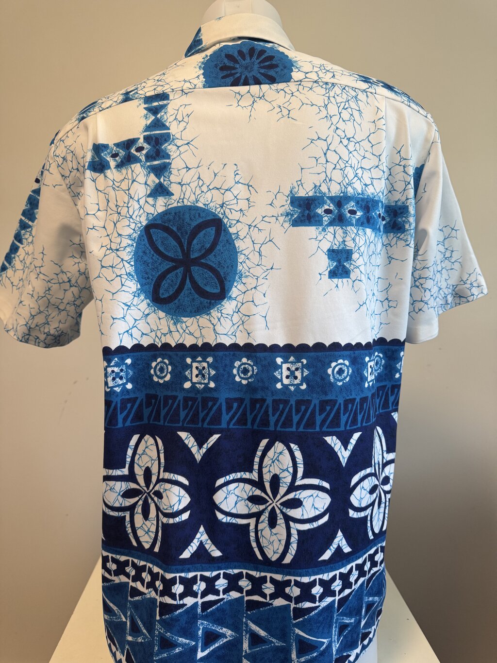 1970s Malihini Tribal Barkcloth Shirt – Blue & White Cracked Ice Print (L)