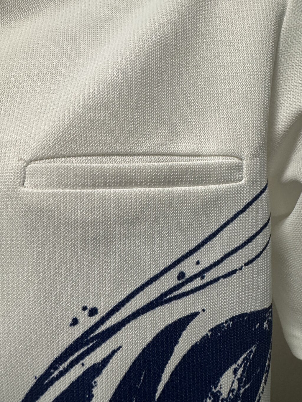 1970s Iolani Abstract Monstera Shirt – White Textured Poly with Navy Brushstroke Print (M)