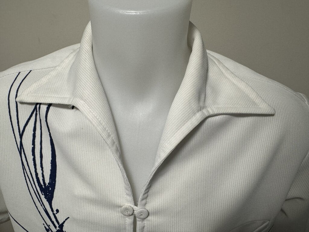 1970s Iolani Abstract Monstera Shirt – White Textured Poly with Navy Brushstroke Print (M)