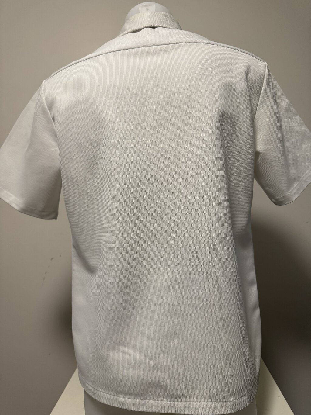 1970s Iolani Abstract Monstera Shirt – White Textured Poly with Navy Brushstroke Print (M)