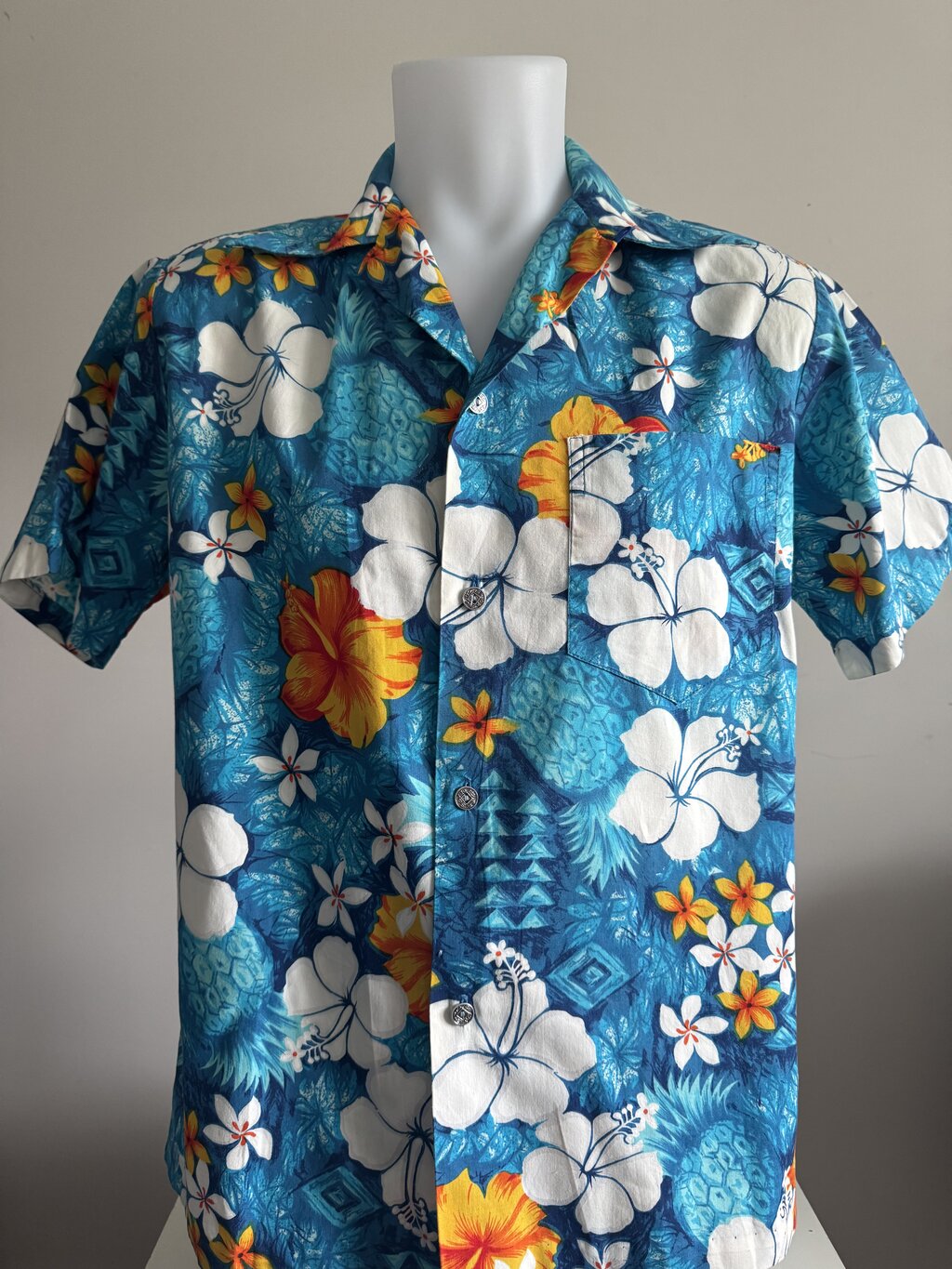 1980s USA-Made Blue Pineapple & Hibiscus Shirt – Off-Center Floral Overprint (M)