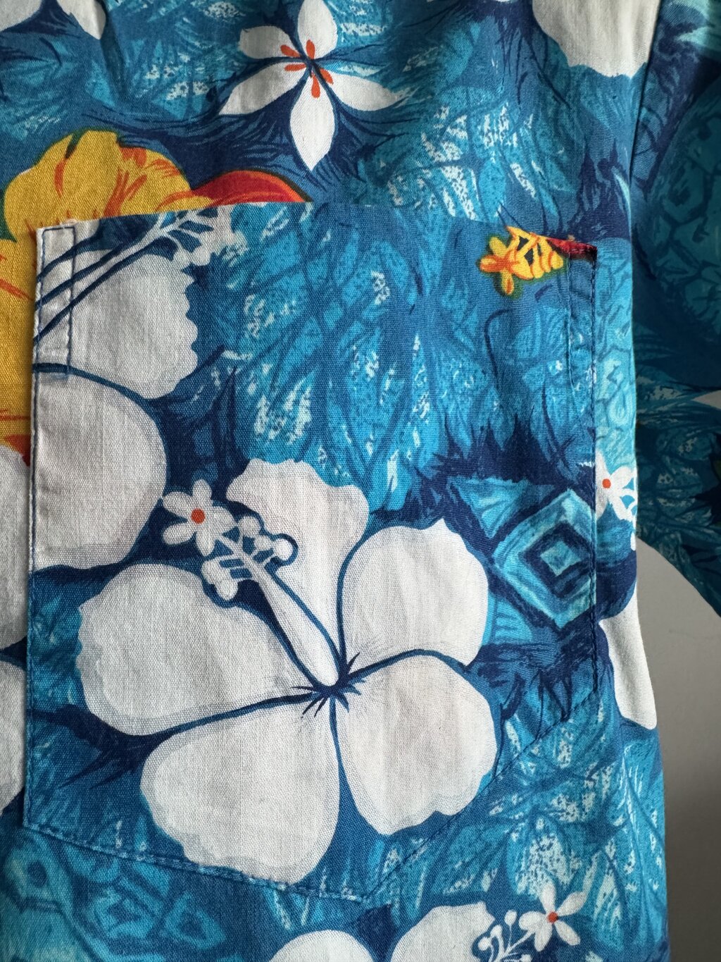 1980s USA-Made Blue Pineapple & Hibiscus Shirt – Off-Center Floral Overprint (M)