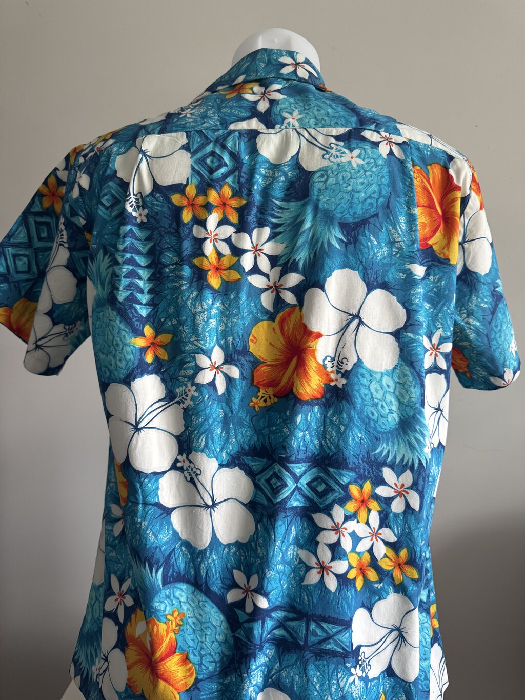 1980s USA-Made Blue Pineapple & Hibiscus Shirt – Off-Center Floral Overprint (M)