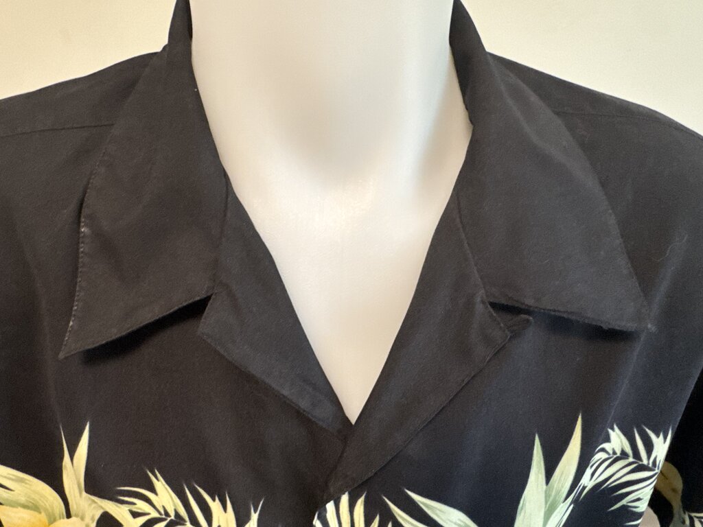 1990s–2000s-Modern-Era Bill Blass Anthurium Shirt – Black with Pale Yellow Floral (L)