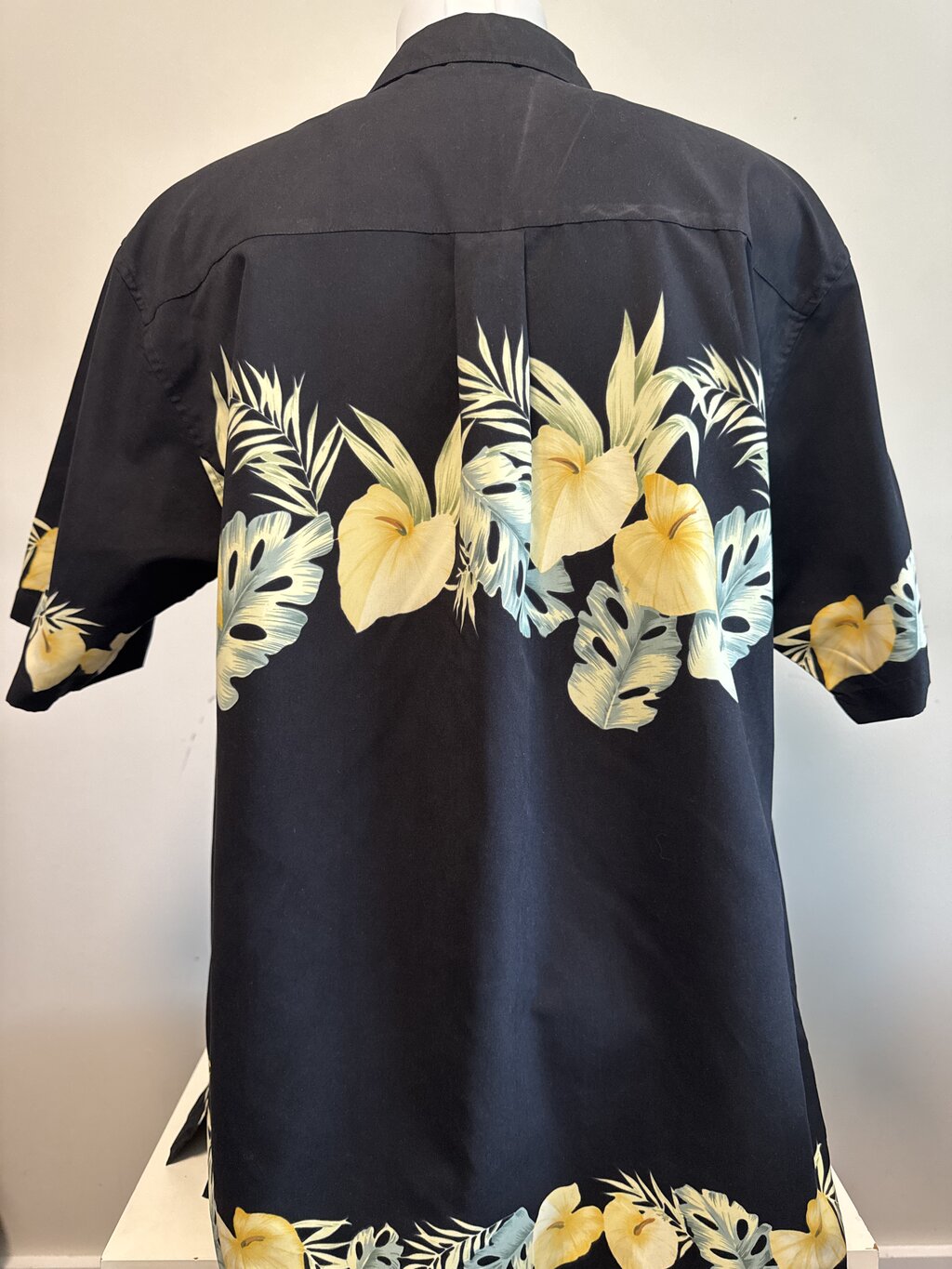 1990s–2000s-Modern-Era Bill Blass Anthurium Shirt – Black with Pale Yellow Floral (L)