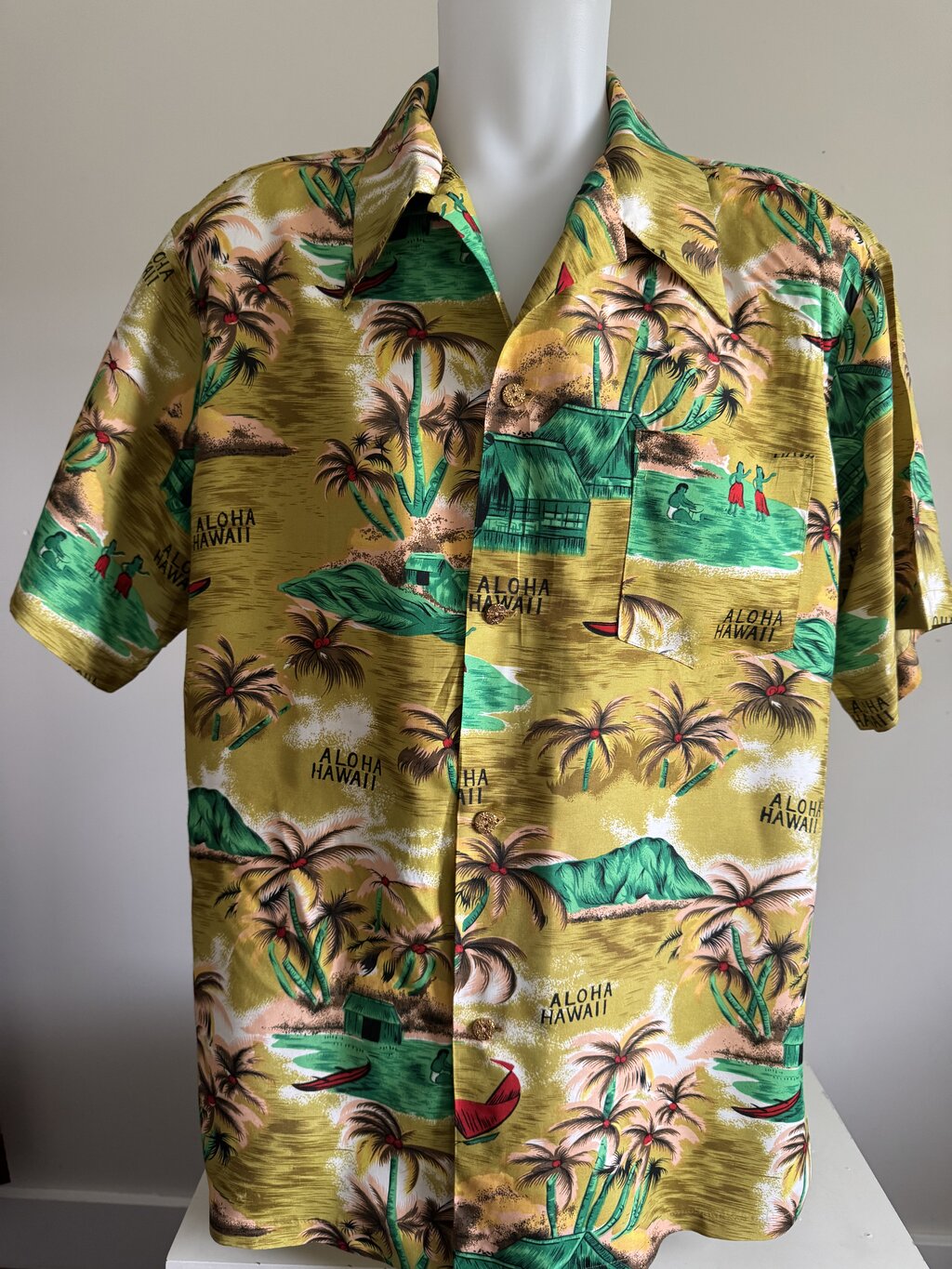 Island Fashions 70s Rayon Aloha Shirt – “Aloha Hawaii” Beach Scene in Gold & Palm Green (XL)