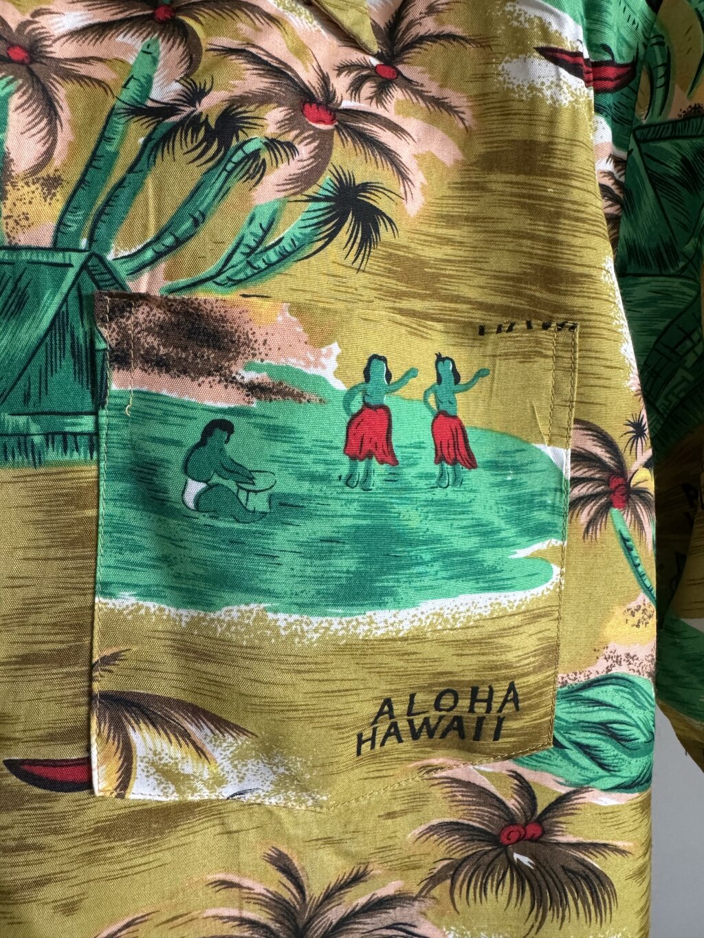 Island Fashions 70s Rayon Aloha Shirt – “Aloha Hawaii” Beach Scene in Gold & Palm Green (XL)