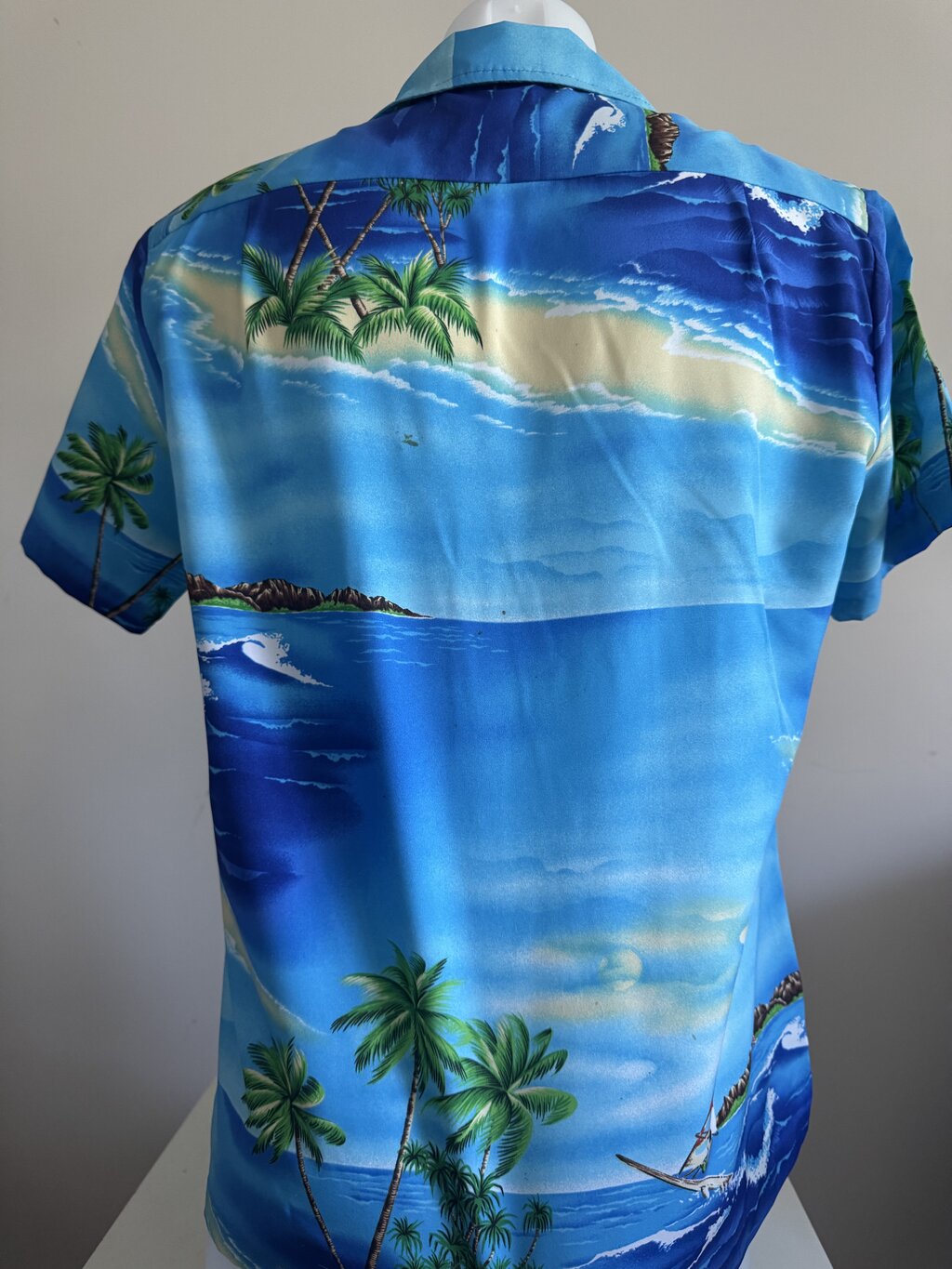 1990s Kai Nani Ocean Dreamscape Shirt – Sky Blue Polyester with Surfers & Palms (M/L)
