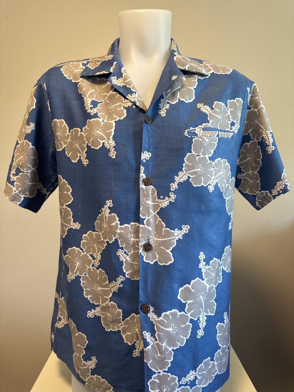 1970s HRH Hibiscus Print Shirt – Steel Gray on Pacific Blue (M)