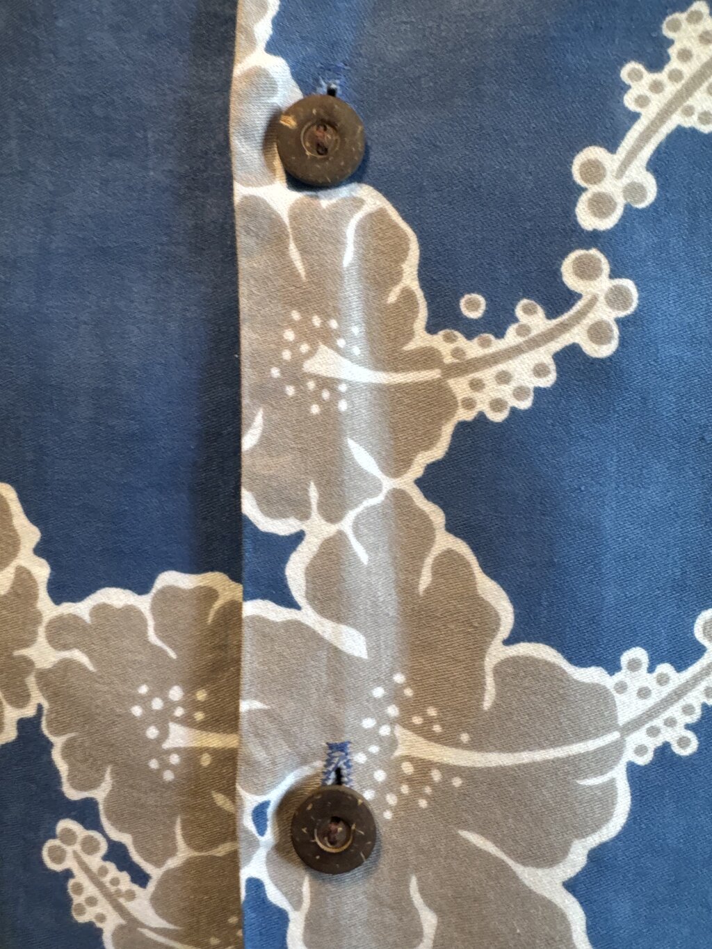 1970s HRH Hibiscus Print Shirt – Steel Gray on Pacific Blue (M)