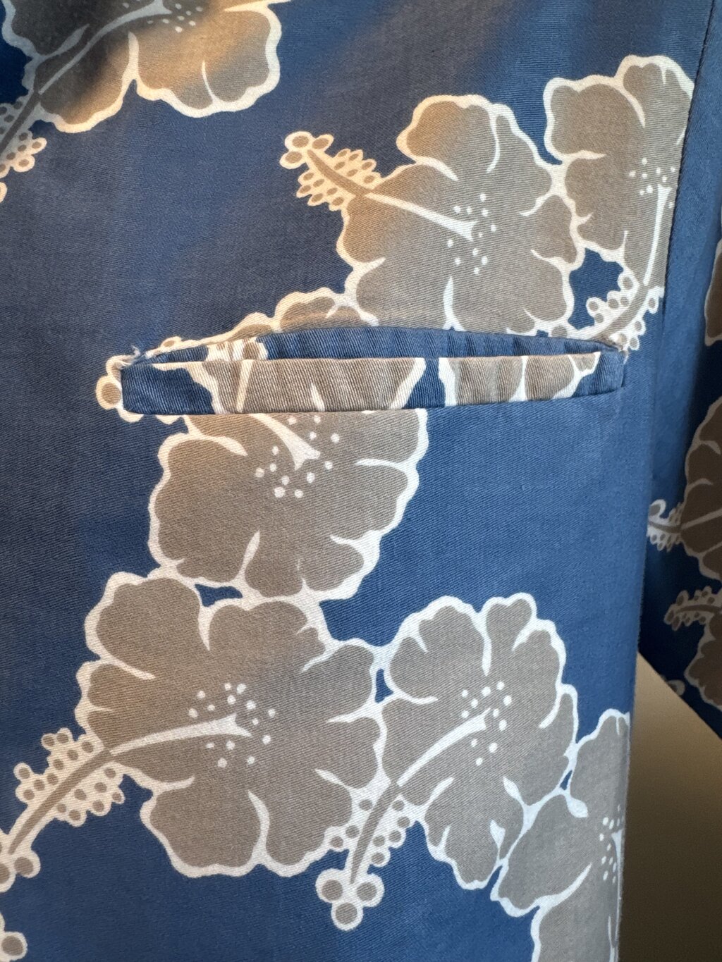 1970s HRH Hibiscus Print Shirt – Steel Gray on Pacific Blue (M)