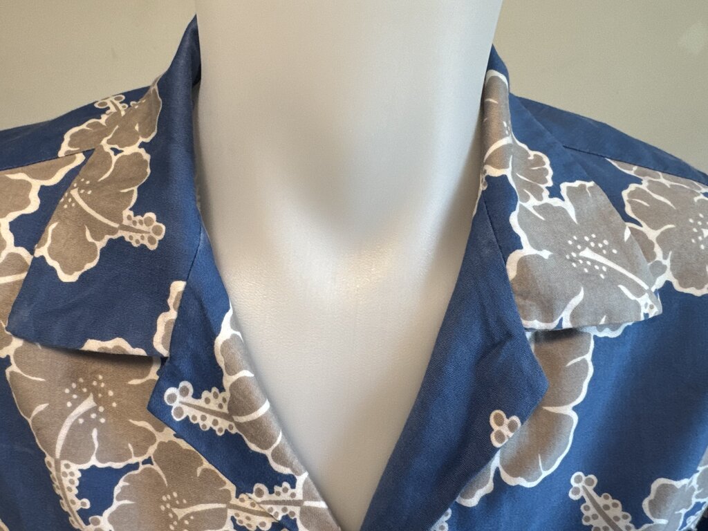 1970s HRH Hibiscus Print Shirt – Steel Gray on Pacific Blue (M)