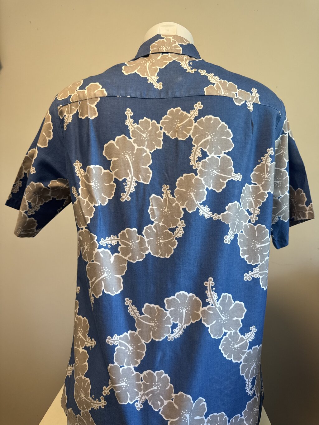 1970s HRH Hibiscus Print Shirt – Steel Gray on Pacific Blue (M)