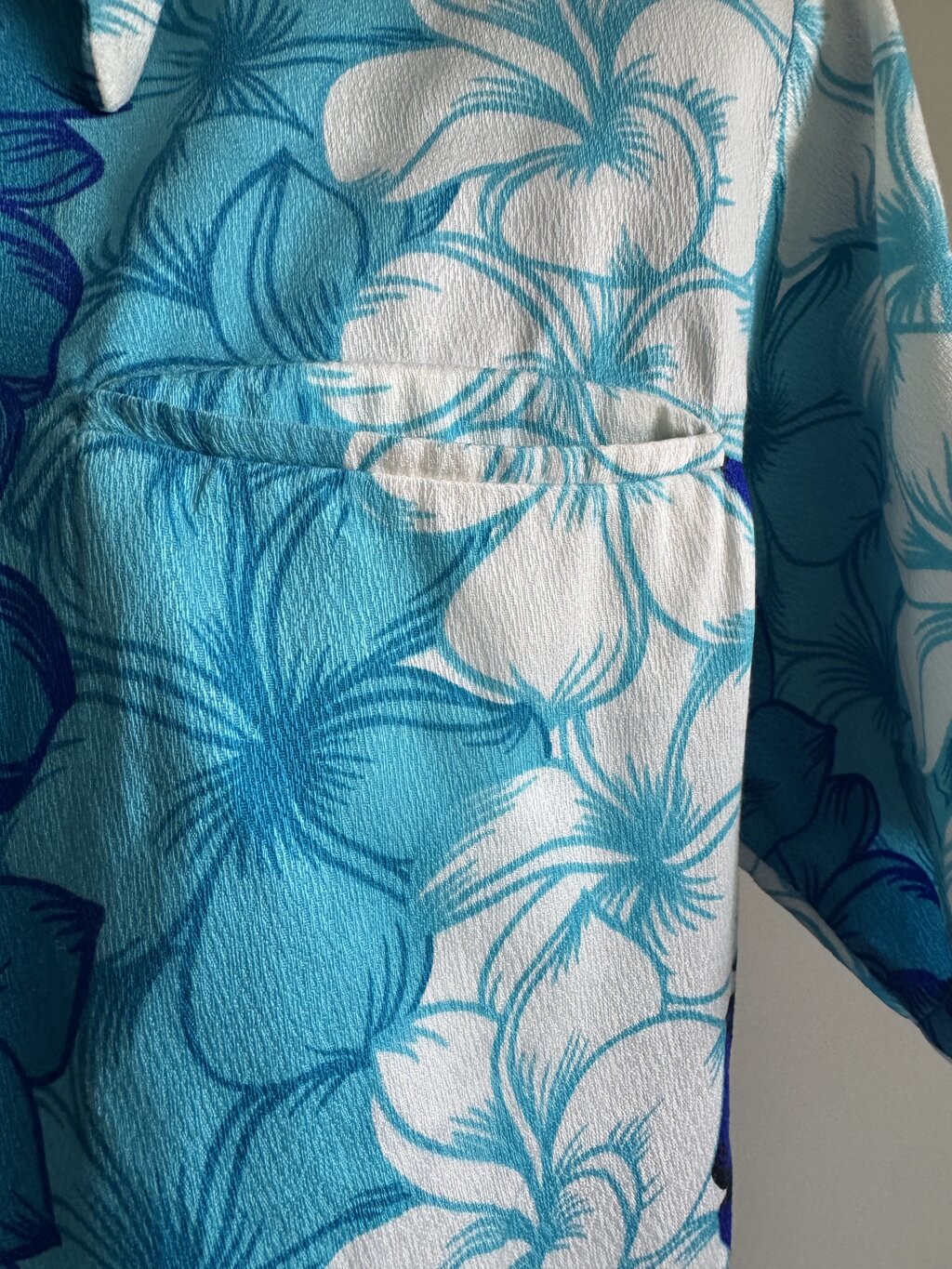 Harriet’s at Waikiki Early 60s Blue Floral Aloha Shirt – Custom Made, One-Piece Collar