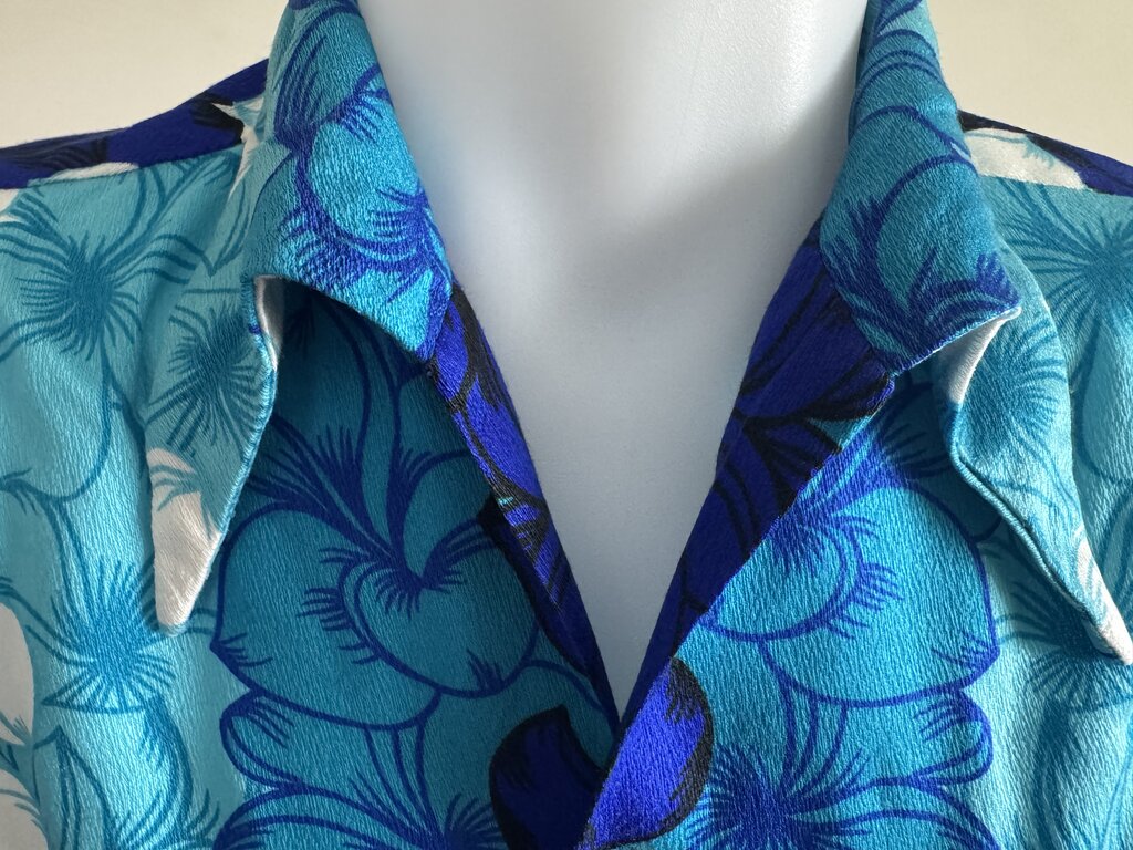 Harriet’s at Waikiki Early 60s Blue Floral Aloha Shirt – Custom Made, One-Piece Collar