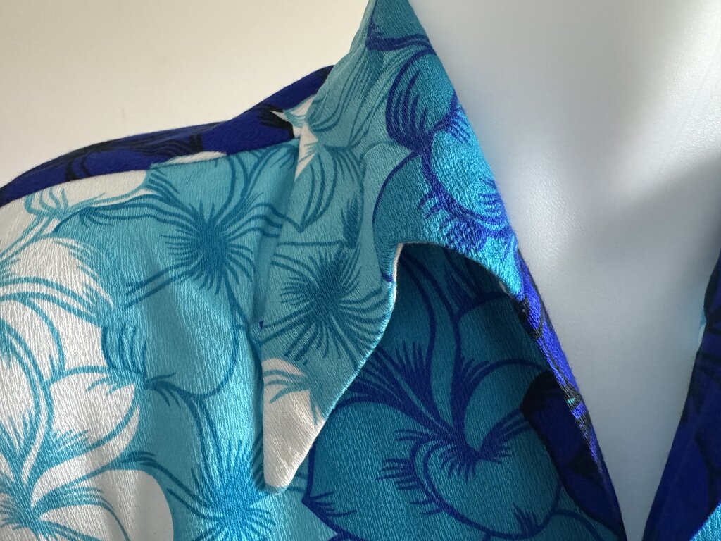 Harriet’s at Waikiki Early 60s Blue Floral Aloha Shirt – Custom Made, One-Piece Collar