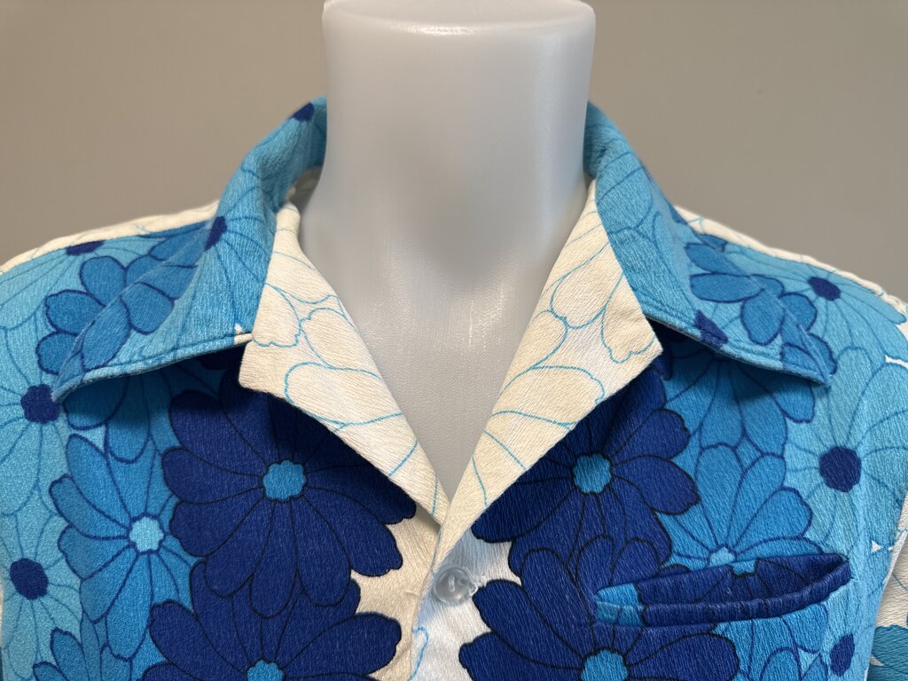 Late 60s / Early 70s Mod Floral Shirt – Sky & Cobalt Daisy Stripe on Barkcloth (M)