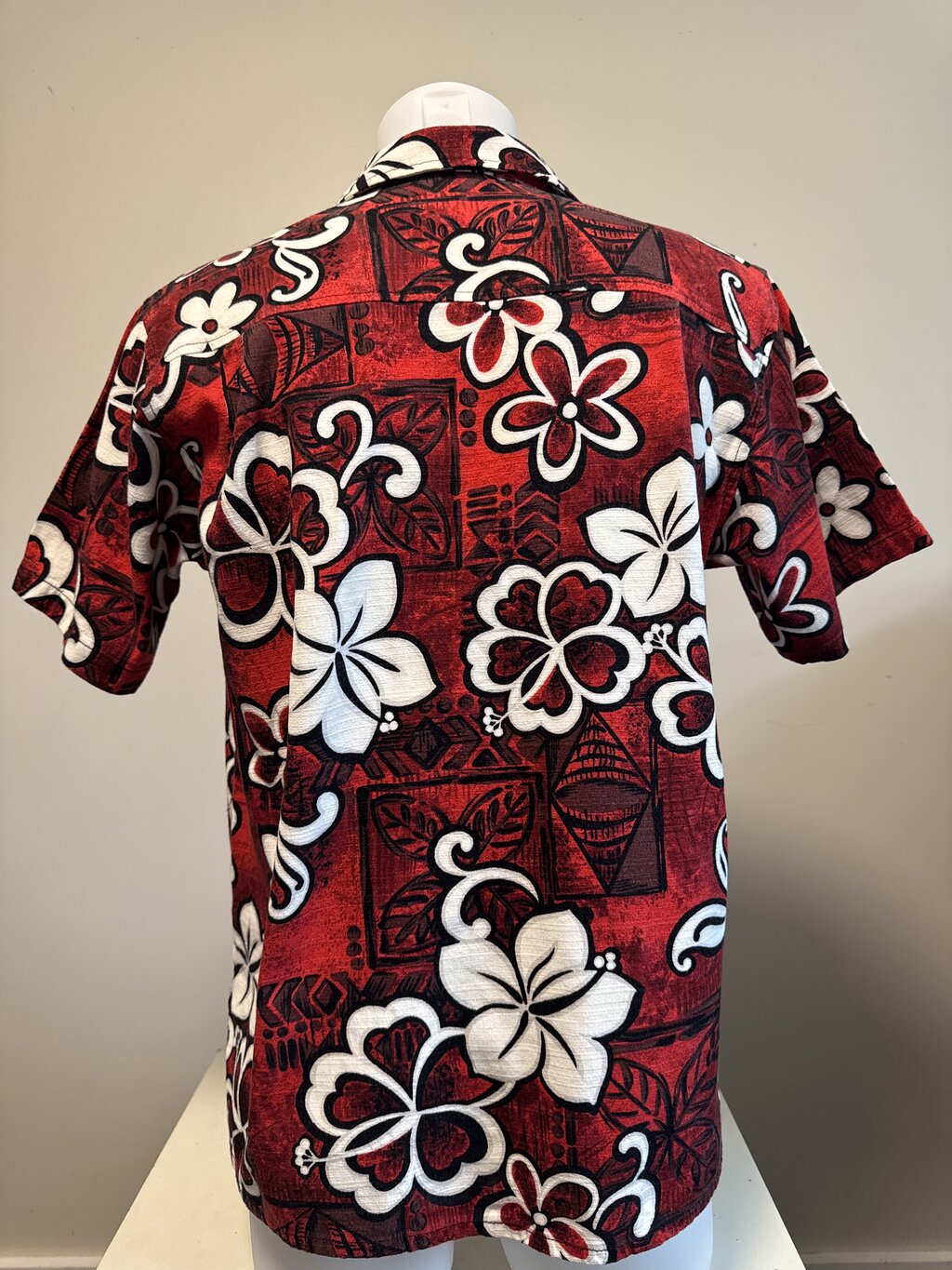 1980s Red Barkcloth Floral Shirt – White & Black Hibiscus on Crimson Ground (M)