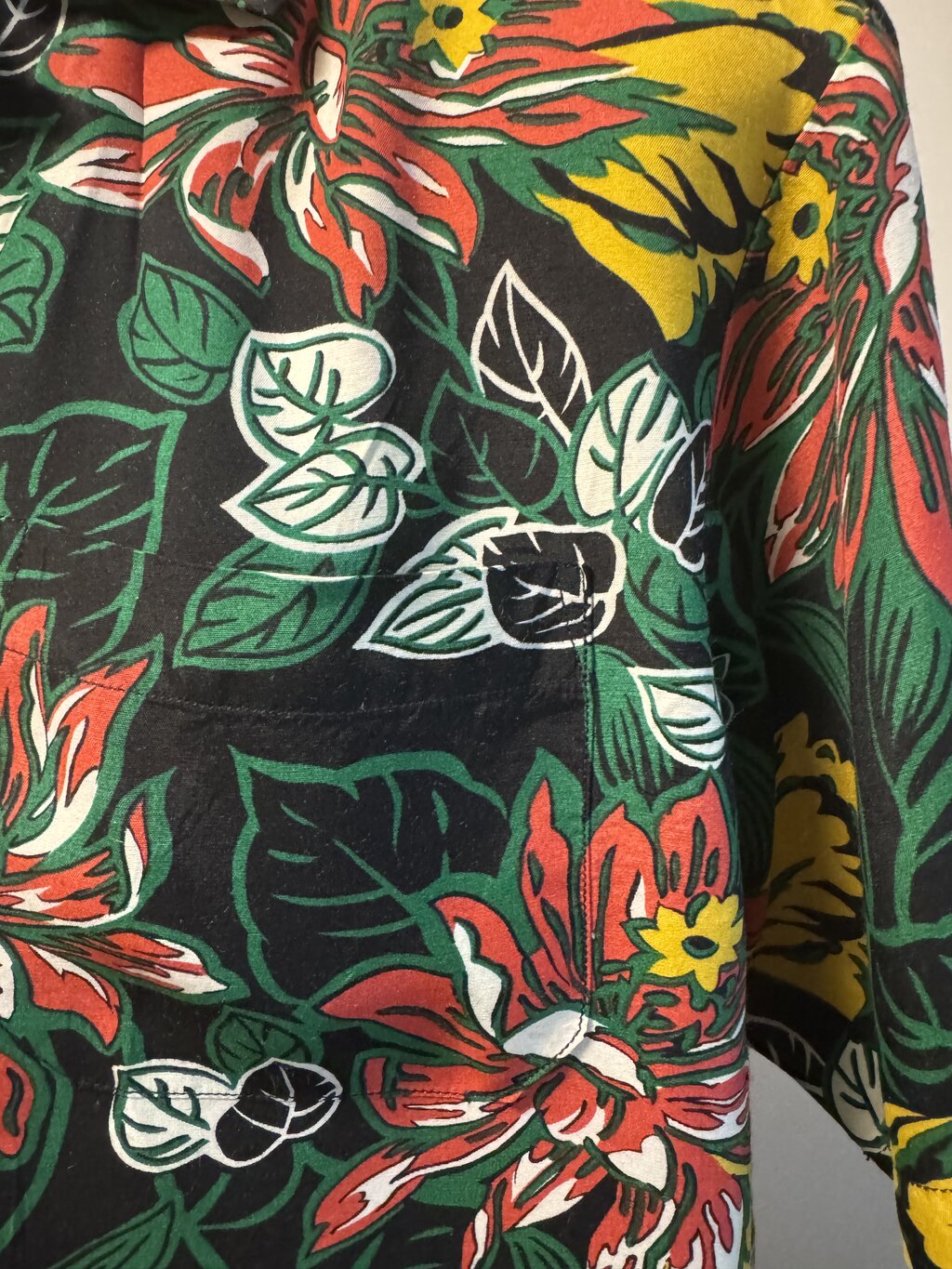 1970s Reminiscence Rayon Shirt – XL Tropical Blaze with Aligned Pocket & Coconut Buttons