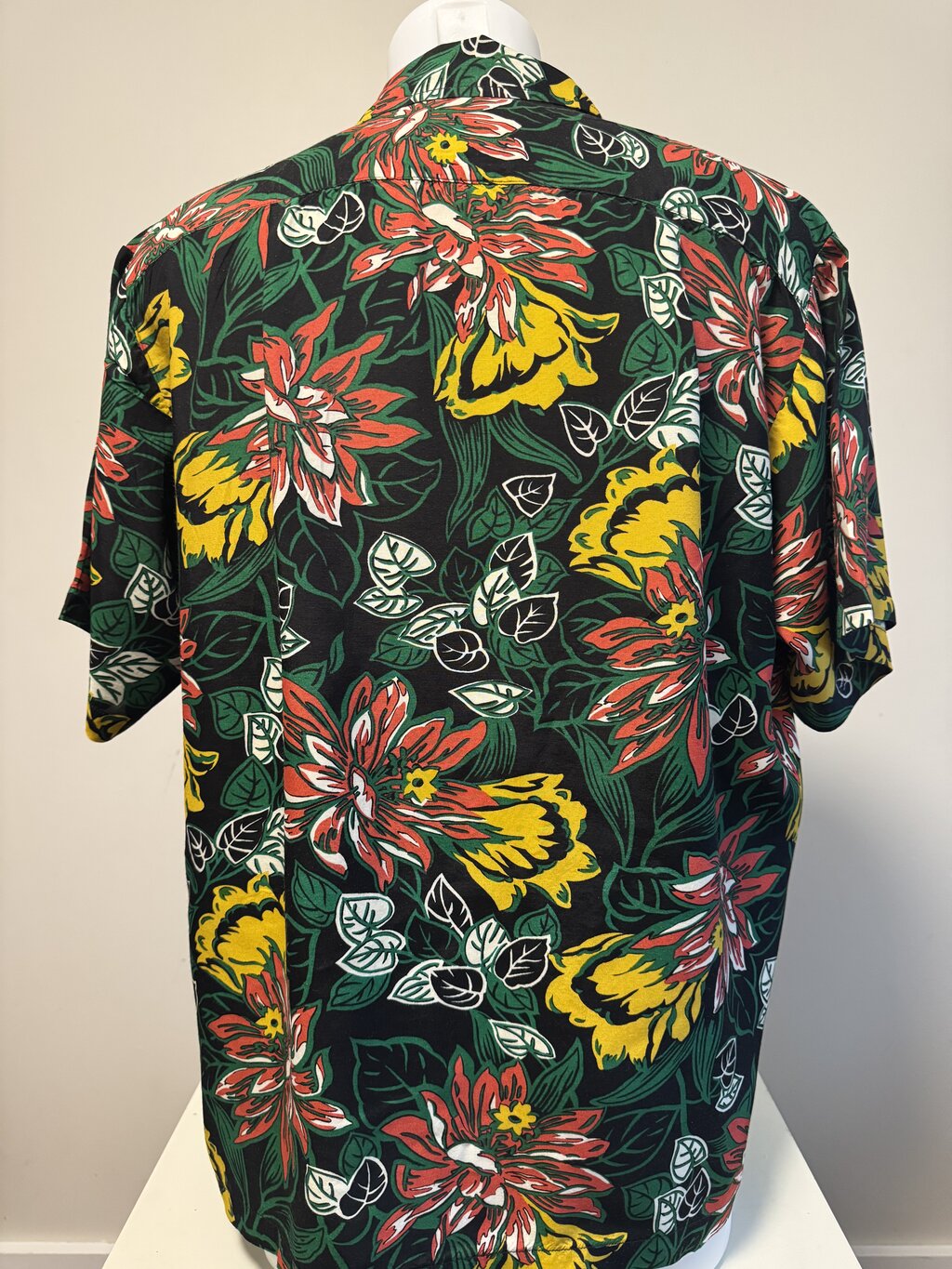 1970s Reminiscence Rayon Shirt – XL Tropical Blaze with Aligned Pocket & Coconut Buttons