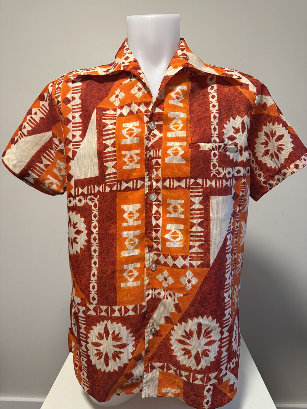 1950s Aloha Kanani Shirt – Crinkle Rayon Tapa Print with Welt Pocket (M)