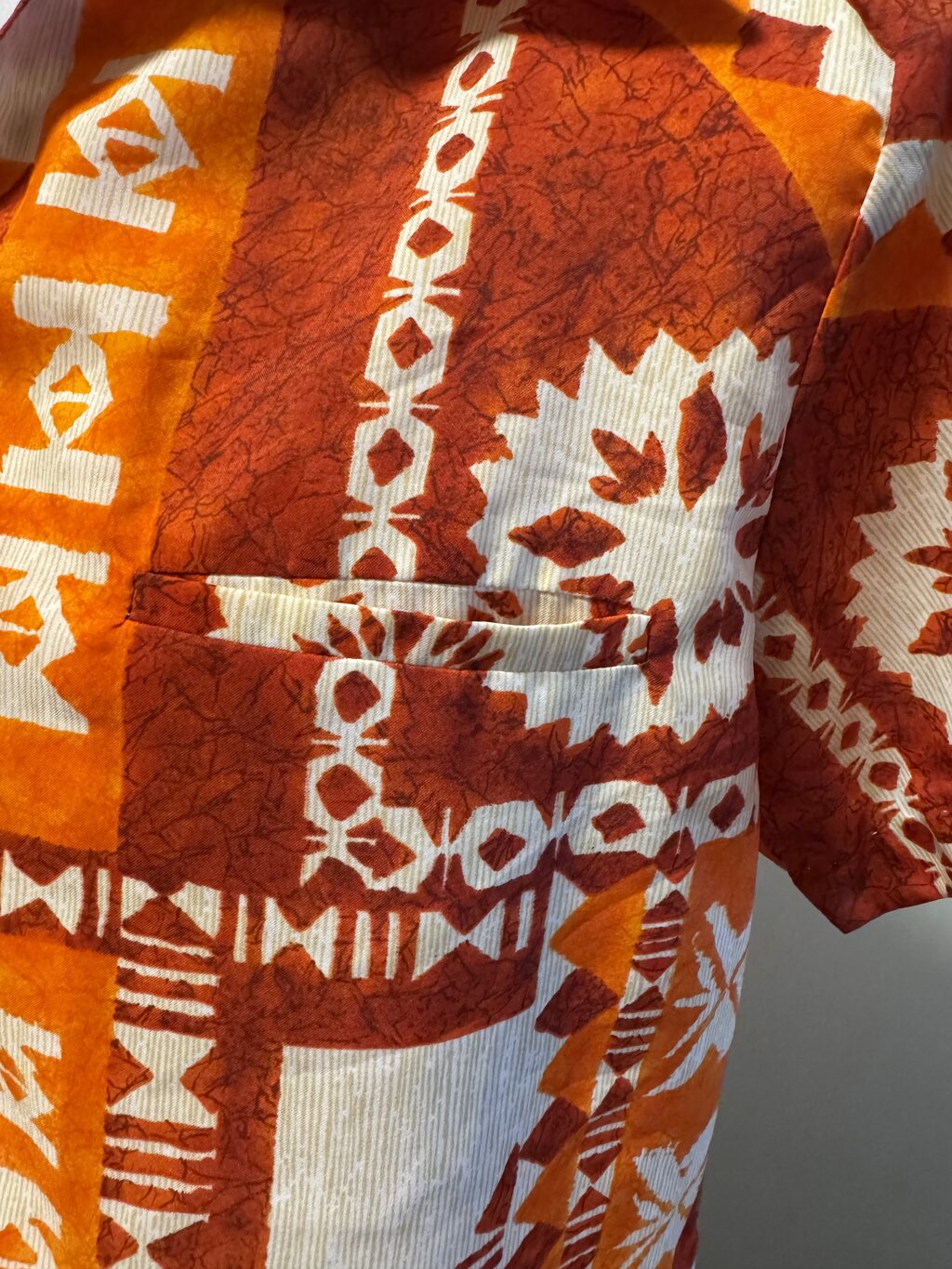 1950s Aloha Kanani Shirt – Crinkle Rayon Tapa Print with Welt Pocket (M)