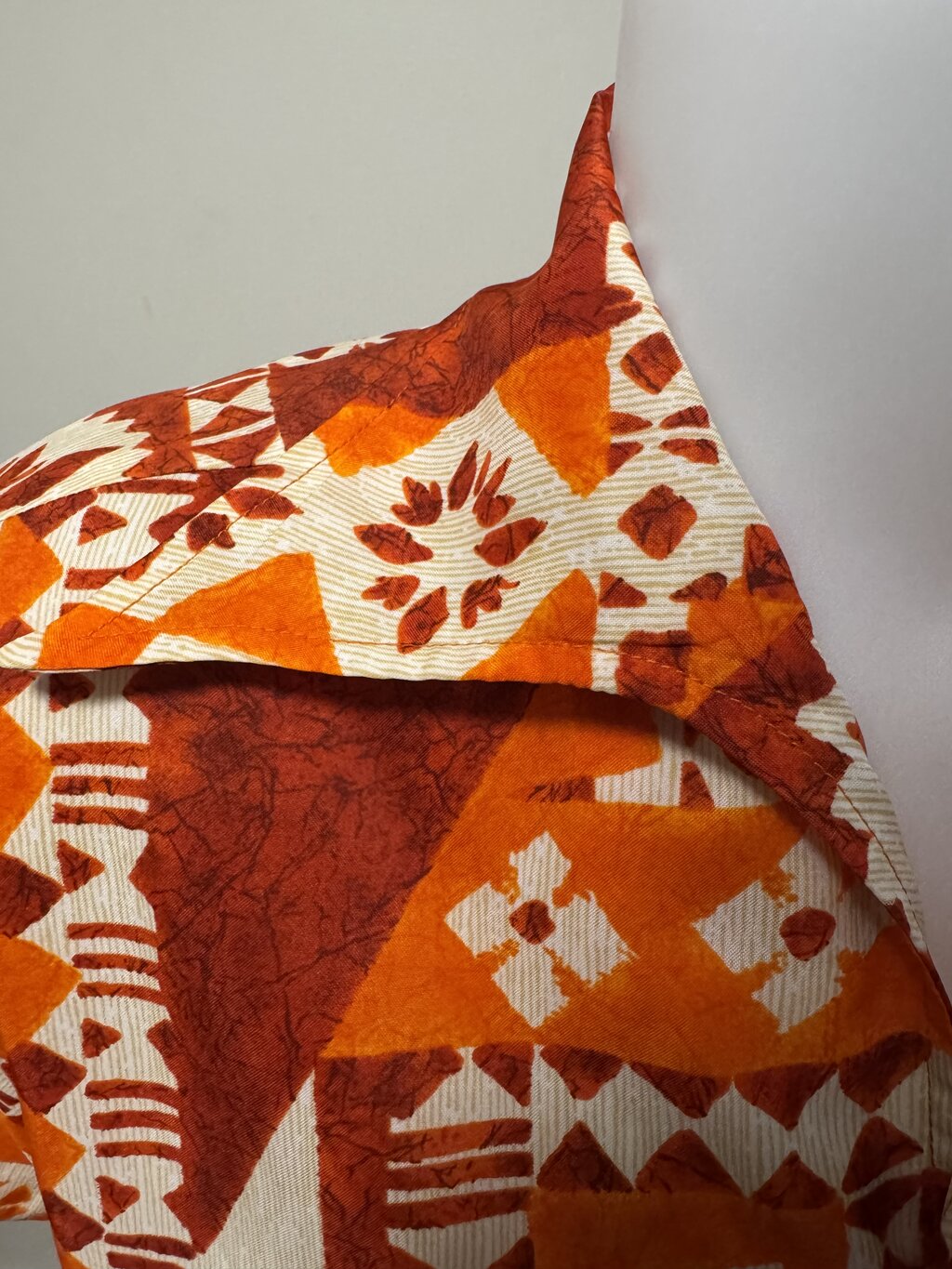 1950s Aloha Kanani Shirt – Crinkle Rayon Tapa Print with Welt Pocket (M)