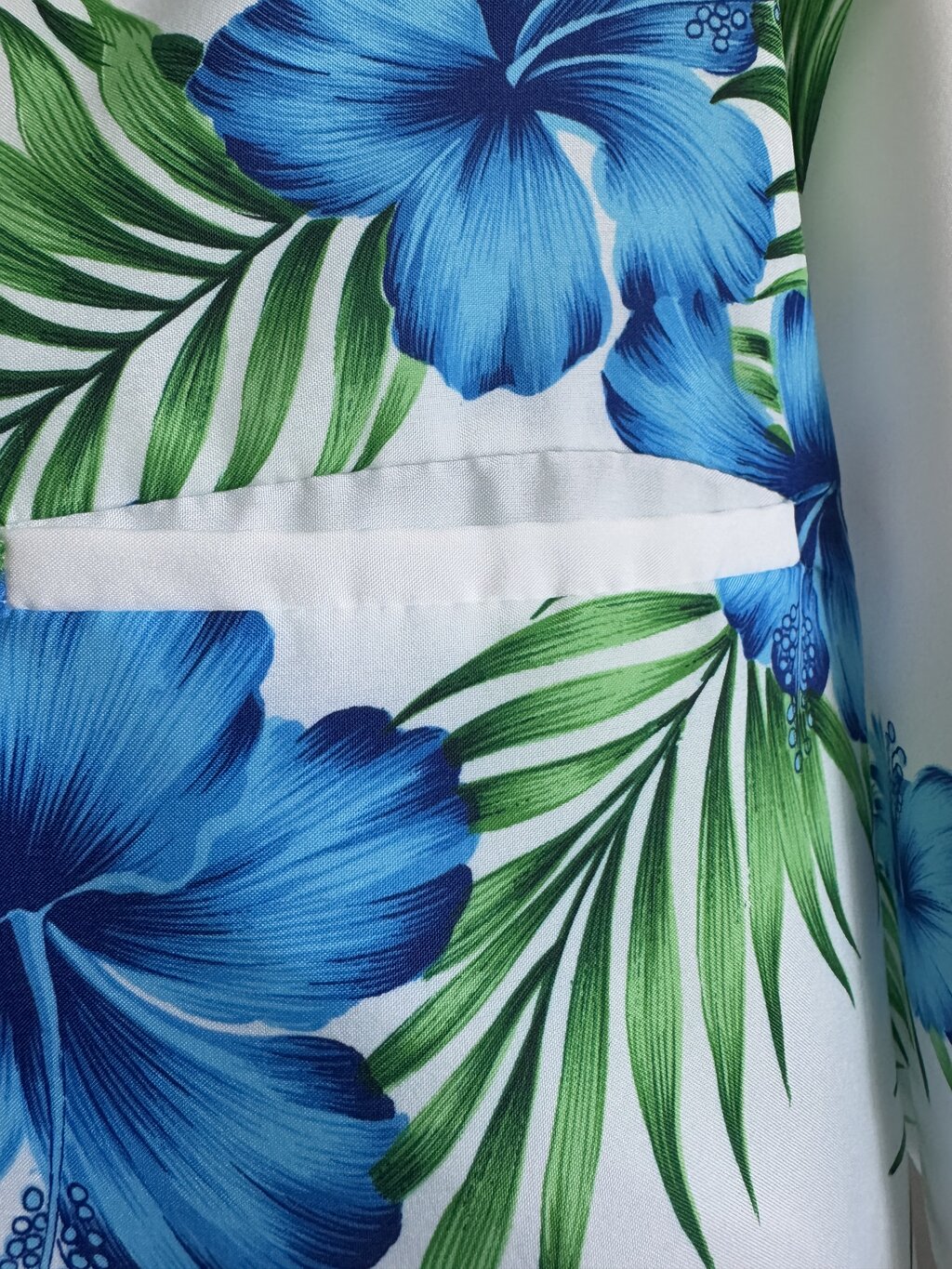 1980s - Royal Creations XL Vintage Aloha Shirt – Blue Hibiscus & Palm on White Polyester