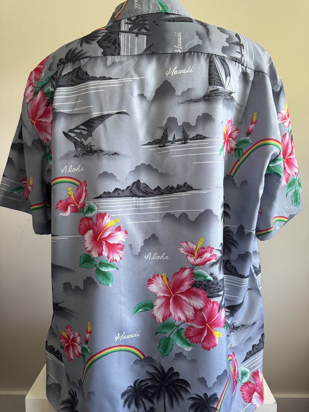 1990s–early 2000s - Winnie Fashion Vintage Hawaiian Shirt – Sailing Rainbows & Hibiscus on Silky Grey (2XL)