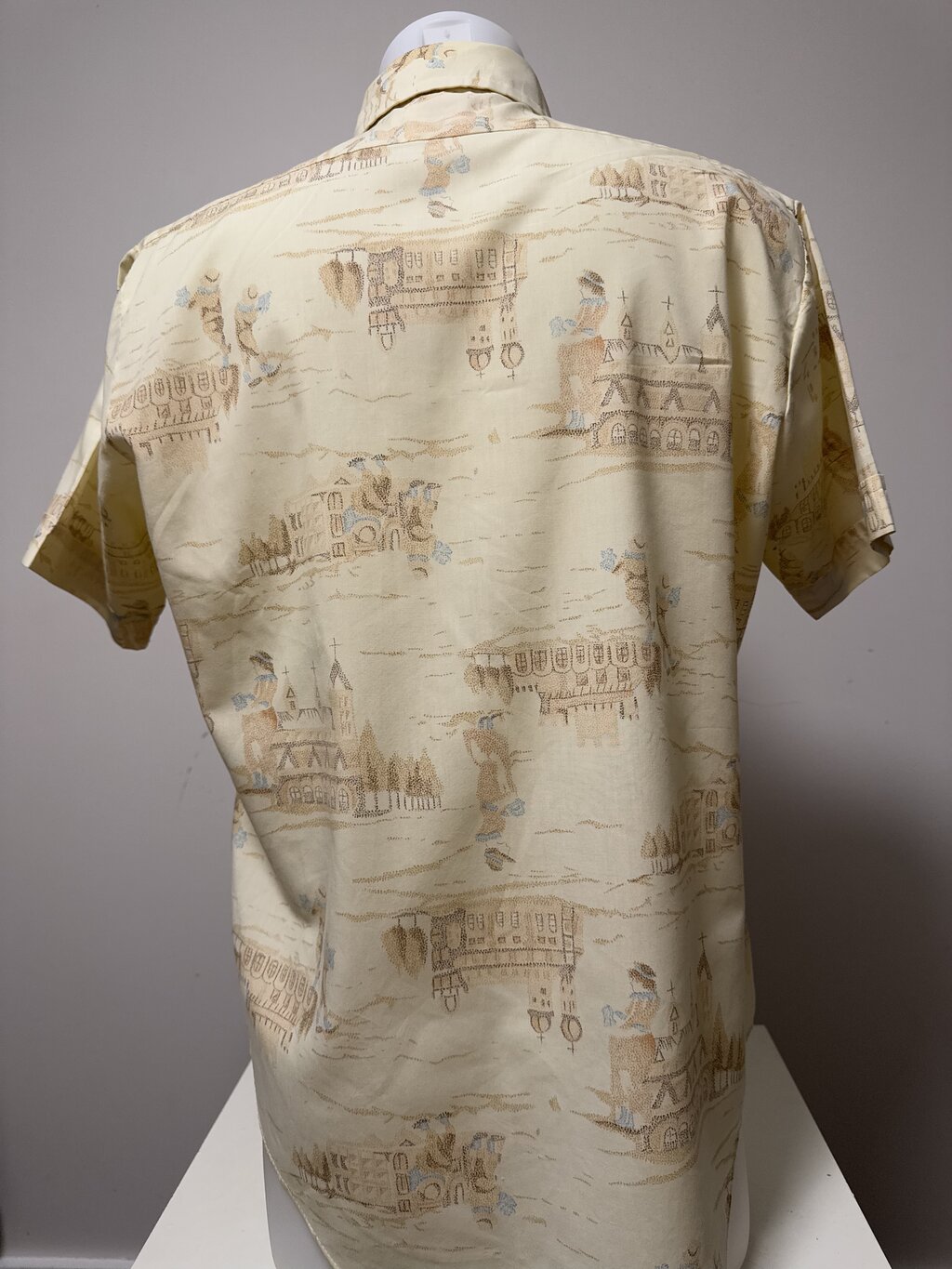 1960s–early 1970s - Impact Korean-Made Scenic Shirt – Soft Beige Storybook Scene (L)
