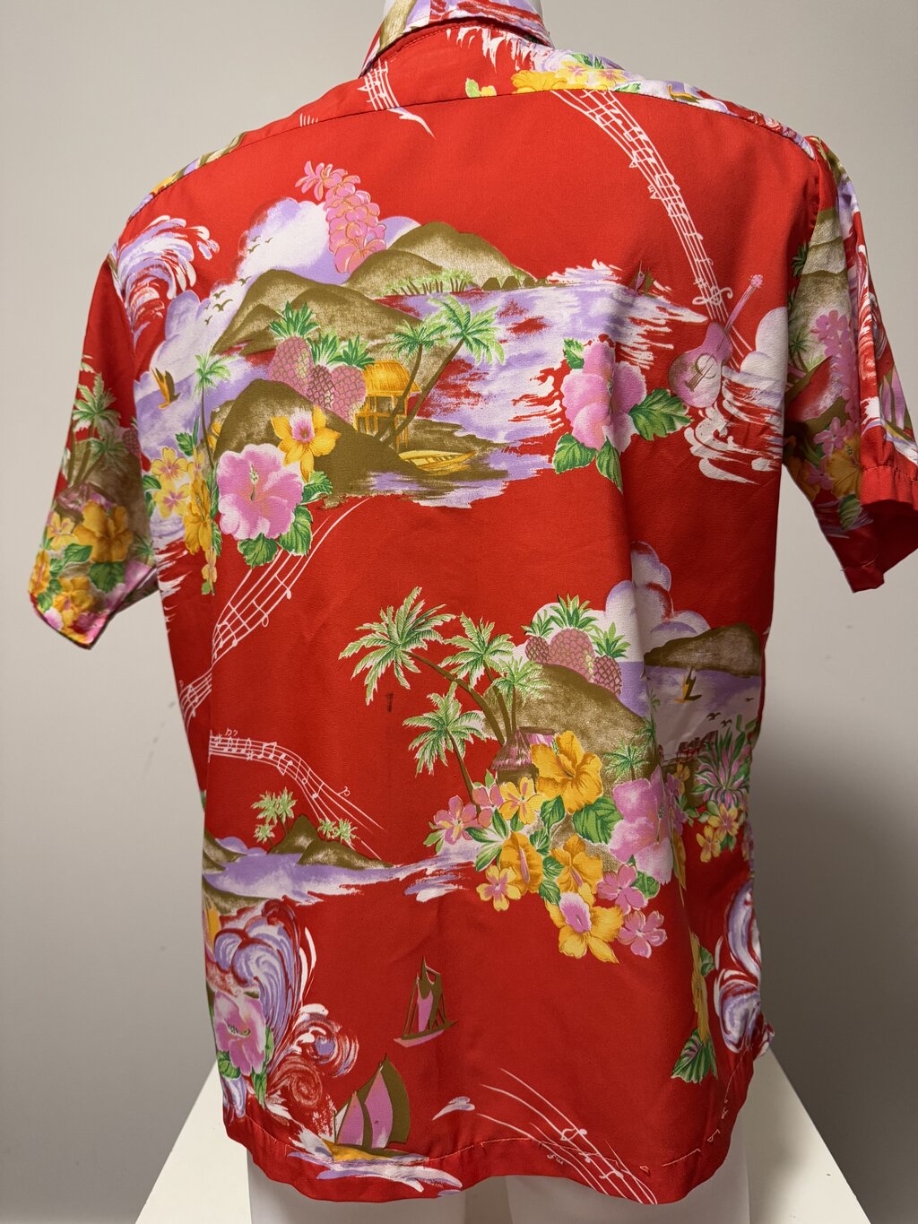 1980s–1990s - Pua Hawaii Red Sunset Shirt with Musical Motif & Scenic Landscape – Size L